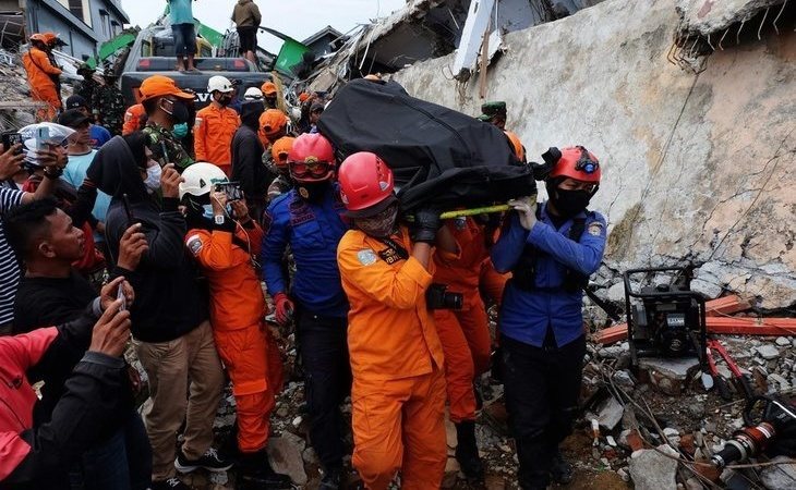 Ascienden a 45 los fallecidos en el terremoto de la isla indonesia de Célebes mientras continúa la búsqueda de cadáveres