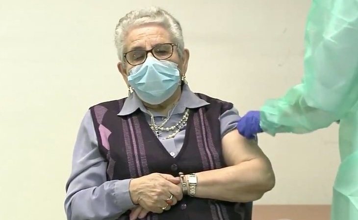 Nieves Cabo, primera mujer en recibir las dos dosis de Pfizer a los 82 años: "Que no dejen de vacunar, que es una cosa maravillosa"
