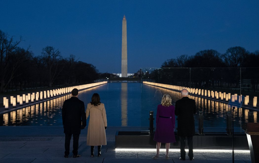 Joe Biden y Kamala Harris presiden un homenaje a las víctimas del coronavirus antes de la toma de posesión