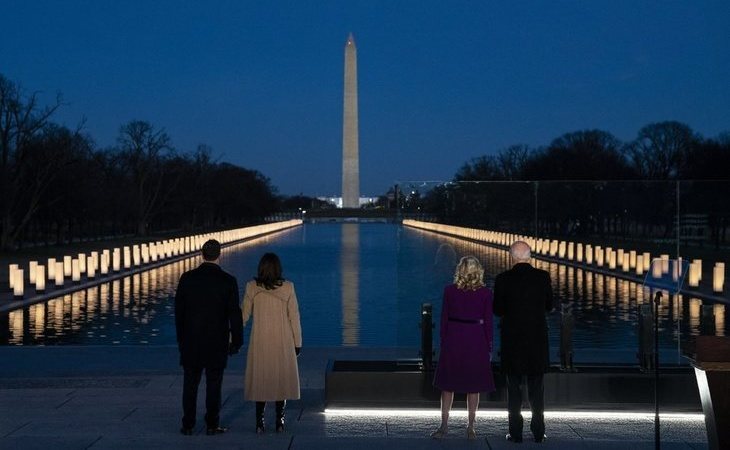 Joe Biden y Kamala Harris presiden un homenaje a las víctimas del coronavirus antes de la toma de posesión