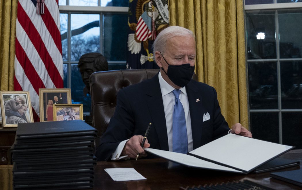 Biden firma los primeros decretos: uso de mascarillas, EEUU vuelve al acuerdo de París, evita su salida de la OMS, protección de funcionarios LGTBI y freno al muro y al veto musulmán
