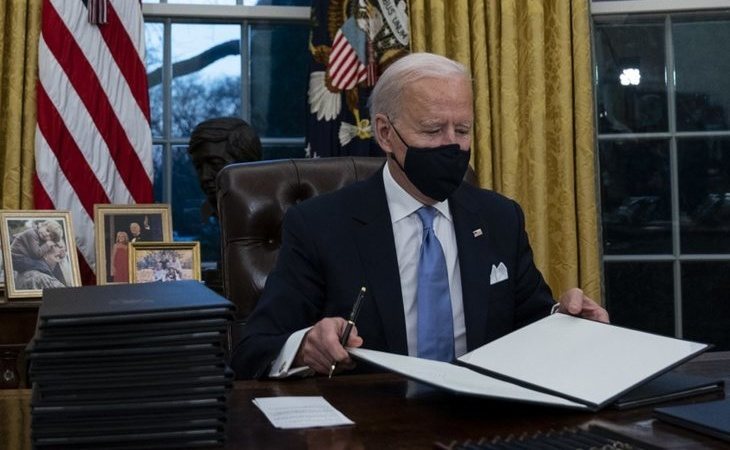 Biden firma los primeros decretos: uso de mascarillas, EEUU vuelve al acuerdo de París, evita su salida de la OMS, protección de funcionarios LGTBI y freno al muro y al veto musulmán