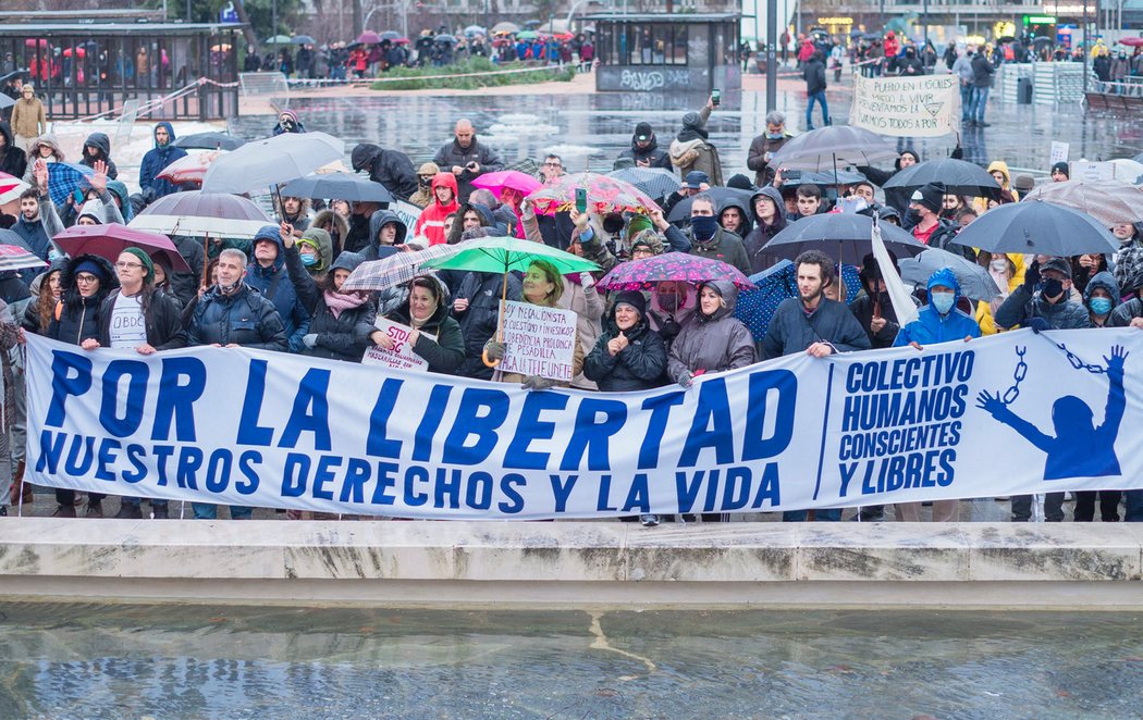 Multitudinaria manifestación negacionista en Madrid en pleno apogeo de la tercera ola de la pandemia