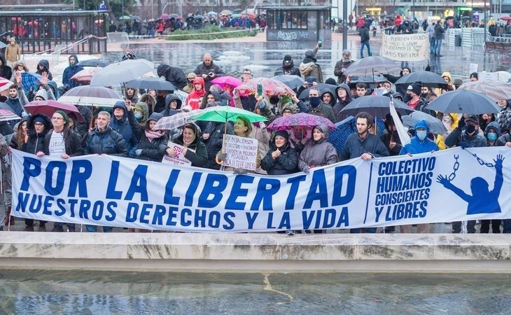 Multitudinaria manifestación negacionista en Madrid en pleno apogeo de la tercera ola de la pandemia