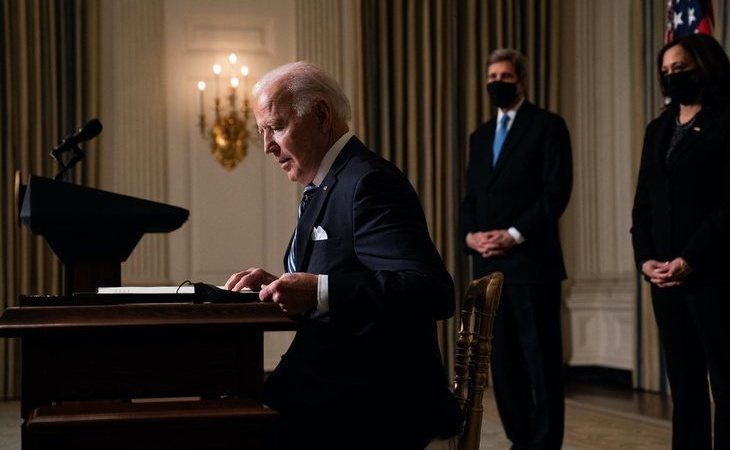 Biden firma órdenes ejecutivas para abordar el cambio climático