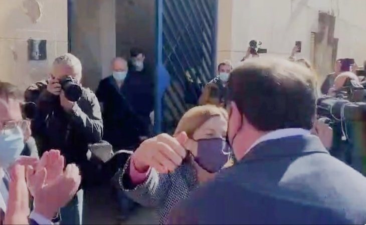 Todos los líderes independentistas ya están en libertad: Junqueras recibe a Forcadell con un abrazo