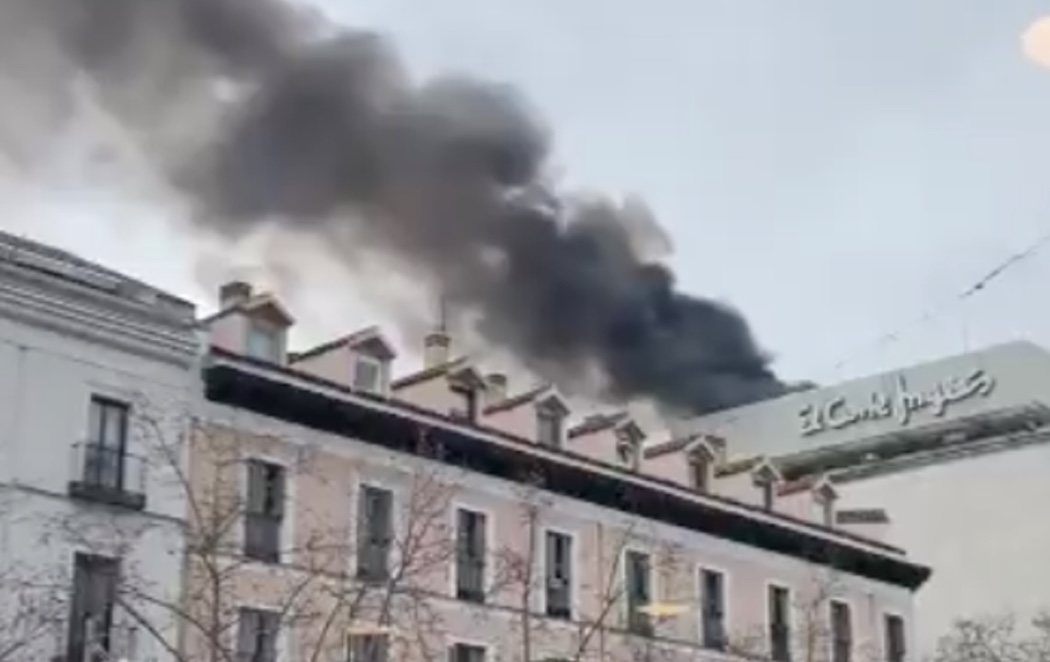 Un incendio en El Corte Inglés de Serrano obliga a desalojar todo el centro comercial
