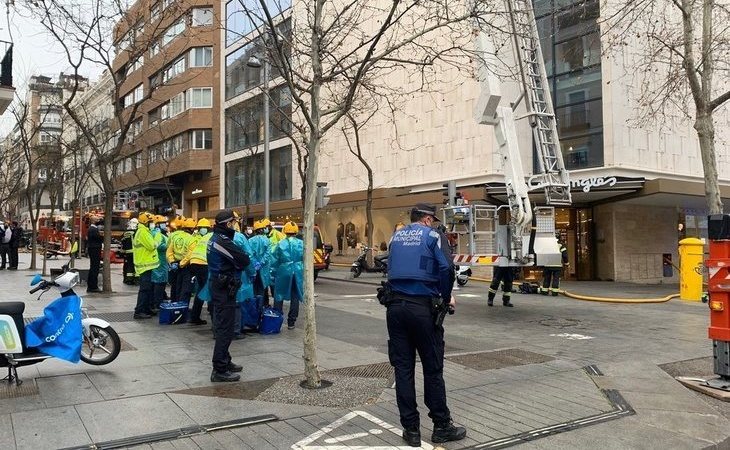 Un incendio en El Corte Inglés de Serrano obliga a desalojar todo el centro comercial