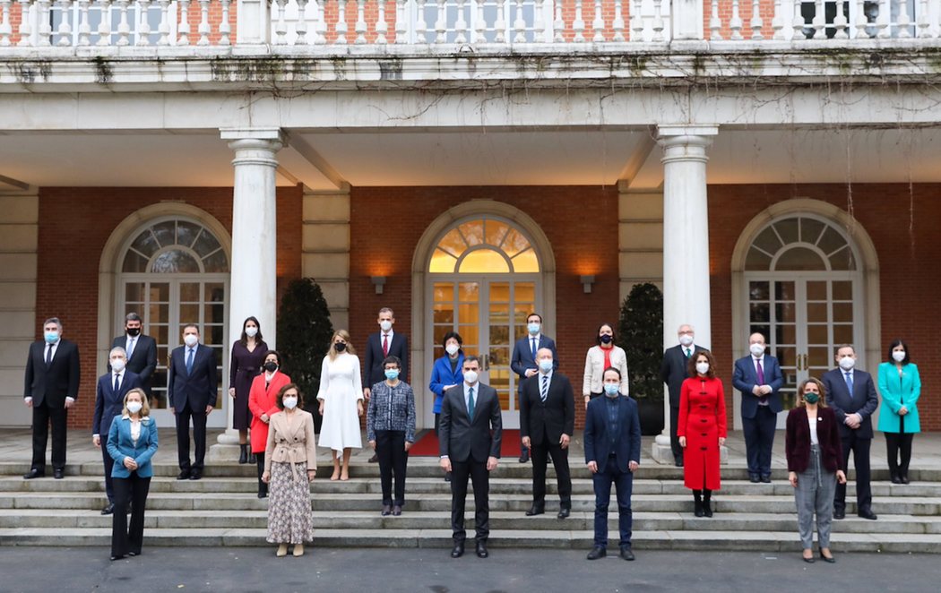 Nueva foto de familia del Gobierno (con mascarilla) tras el cambio de cartera de Carolina Darias y la incorporación de Miquel Iceta