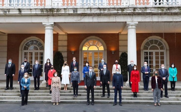 Nueva foto de familia del Gobierno (con mascarilla) tras el cambio de cartera de Carolina Darias y la incorporación de Miquel Iceta