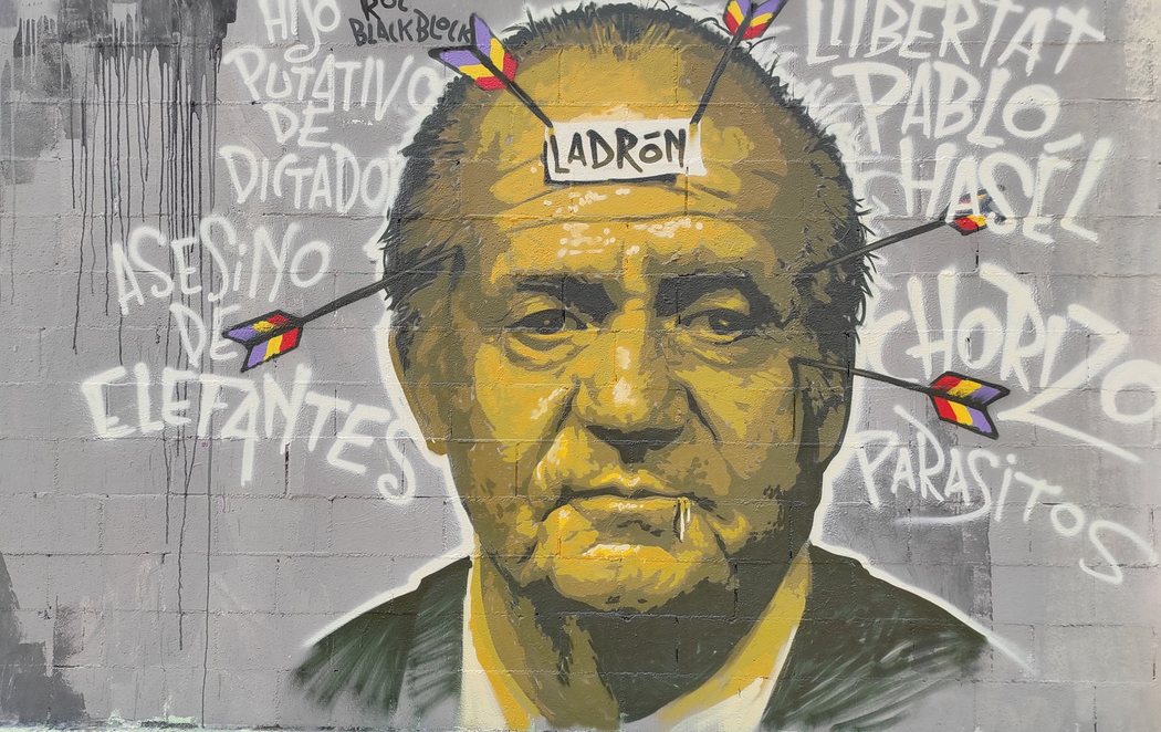 Polémica en el Ayuntamiento de Barcelona tras borrar un grafiti del emérito rey Juan Carlos a favor de la libertad de Pablo Hásel