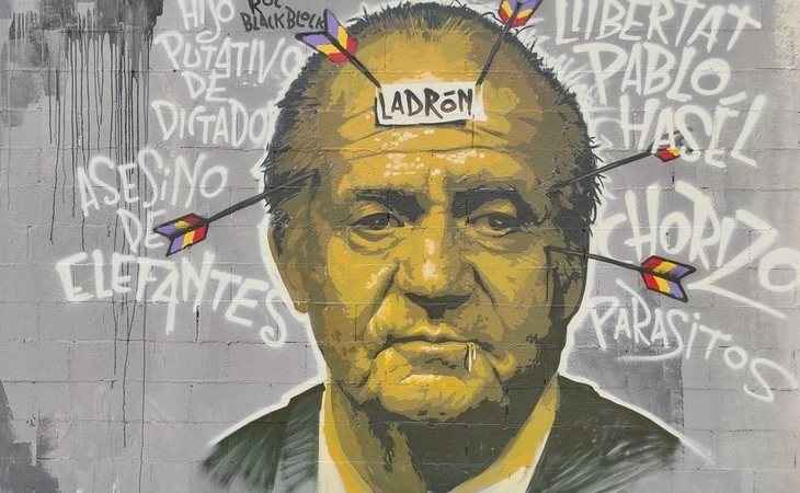 Polémica en el Ayuntamiento de Barcelona tras borrar un grafiti del emérito rey Juan Carlos a favor de la libertad de Pablo Hásel