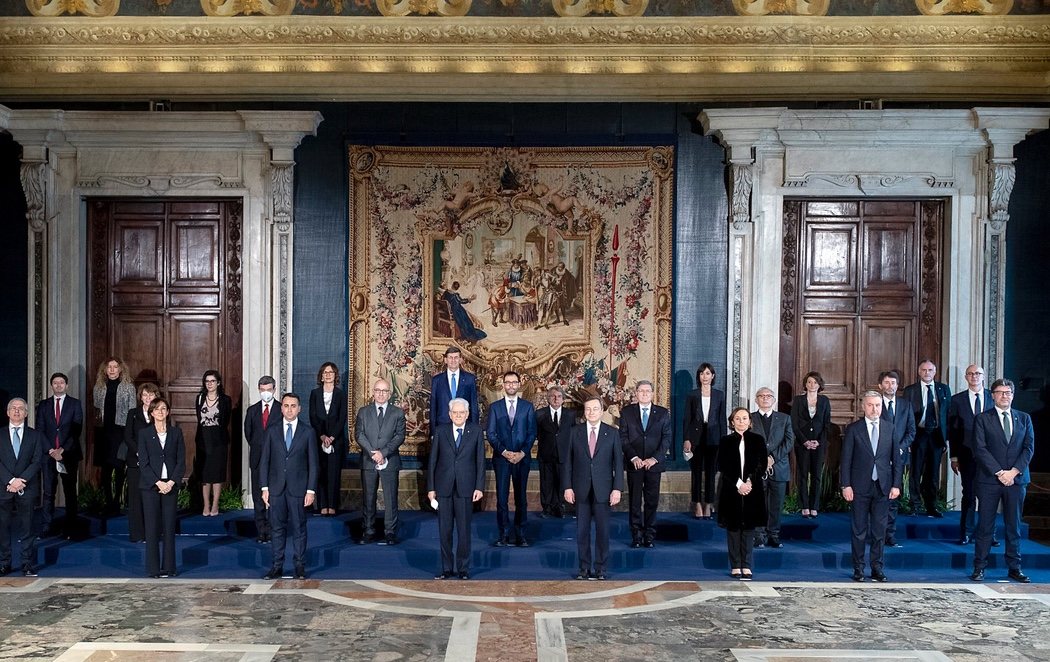 Draghi y su gobierno de unidad nacional con 23 ministros han jurado en el Quirinal