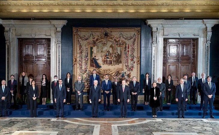 Draghi y su gobierno de unidad nacional con 23 ministros han jurado en el Quirinal