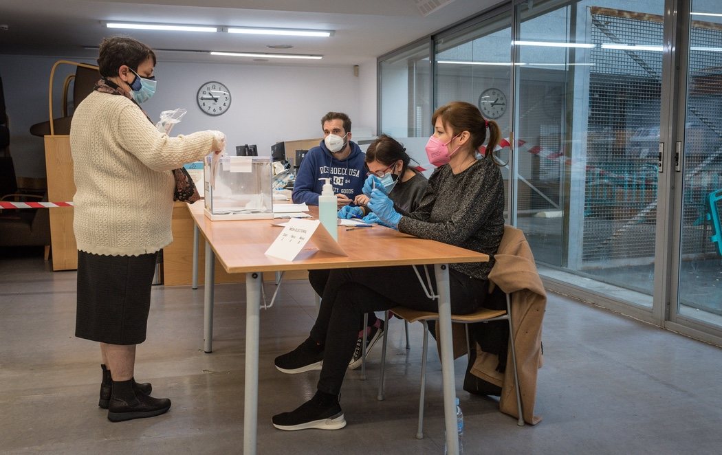 Cataluña acude a votar en unas elecciones marcadas por la pandemia