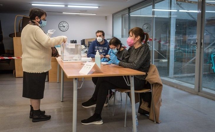 Cataluña acude a votar en unas elecciones marcadas por la pandemia