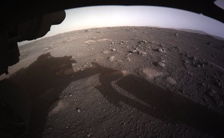 El Perseverance manda las primeras imágenes a color de la superficie de Marte