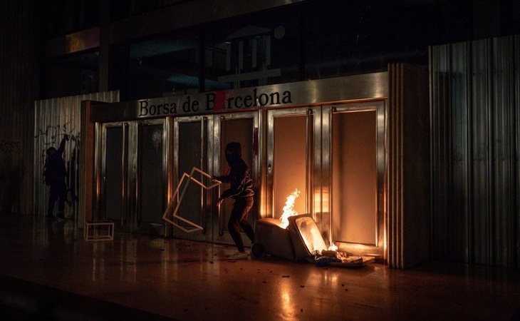 Quinto día de graves disturbios en Barcelona por el encarcelamiento de Pablo Hasél
