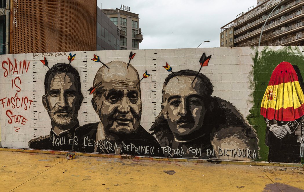 "España es un estado fascista": nuevo mural por Pablo Hasél en Barcelona con Franco, el rey emérito y Felipe VI