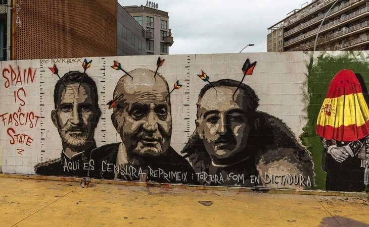 "España es un estado fascista": nuevo mural por Pablo Hasél en Barcelona con Franco, el rey emérito y Felipe VI