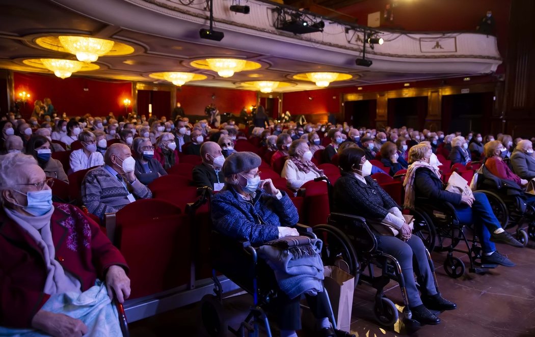 Vuelven al teatro más de 200 mayores de residencias madrileñas vacunados tras un año de encierro