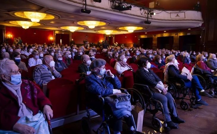 Vuelven al teatro más de 200 mayores de residencias madrileñas vacunados tras un año de encierro
