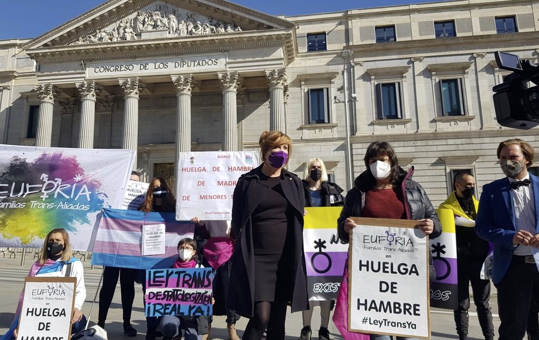 Setenta personas trans inician una huelga de hambre para pedir el desbloqueo de la 'ley trans'