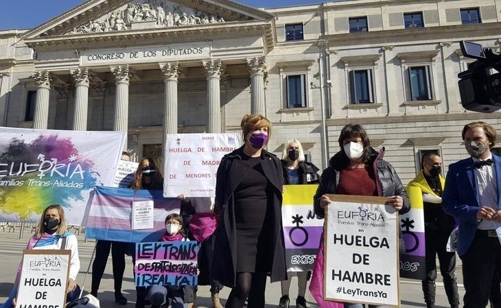 Setenta personas trans inician una huelga de hambre para pedir el desbloqueo de la 'ley trans'