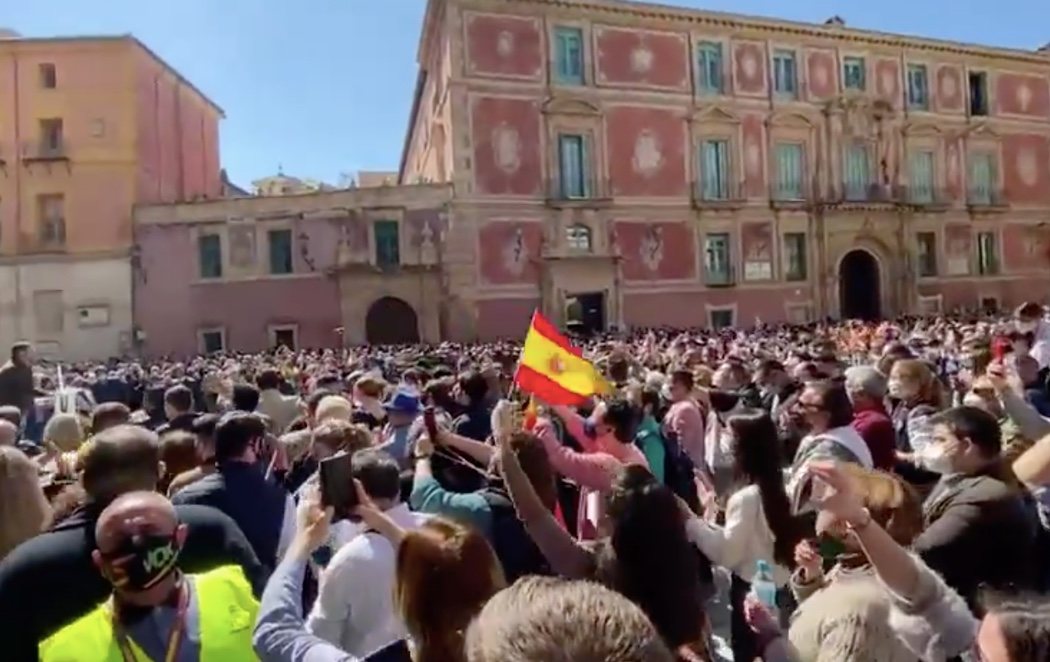 VOX concentra a cientos de personas en Murcia en plena pandemia para protestar contra la moción de censura al PP