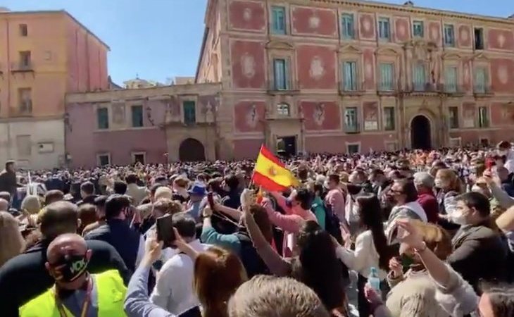 VOX concentra a cientos de personas en Murcia en plena pandemia para protestar contra la moción de censura al PP