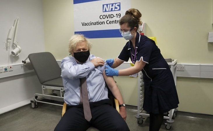 Boris Johnson recibe la vacuna de AstraZeneca para dar constancia sobre su seguridad