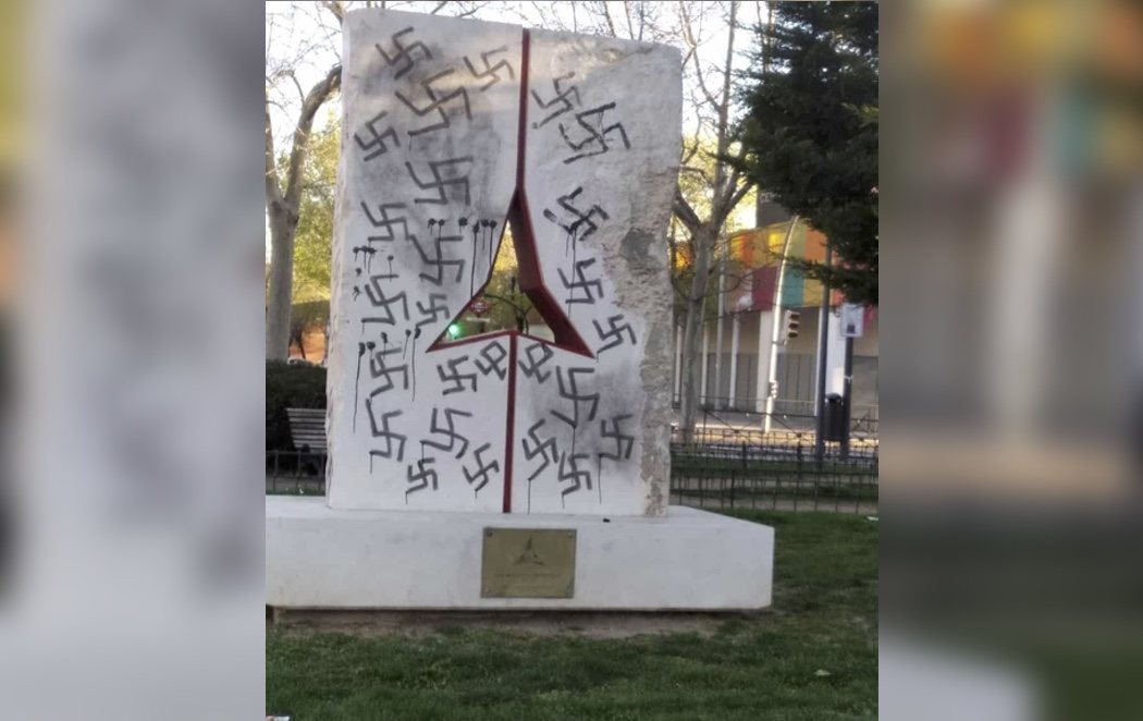 Grupos neonazis llenan de esvásticas el monumento a las Brigadas Internacionales en Madrid