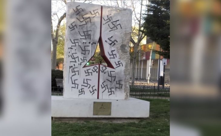 Grupos neonazis llenan de esvásticas el monumento a las Brigadas Internacionales en Madrid