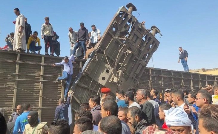 Más de una treintena de muertos y 60 heridos en un choque de trenes en Egipto