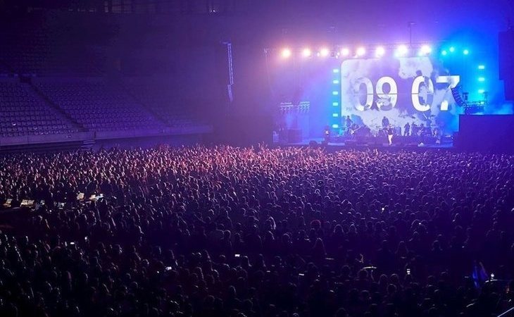 Love of Lesbian protagoniza el primer gran concierto sin distancia en pandemia congregando a 5.000 personas en el Palau Sant Jordi