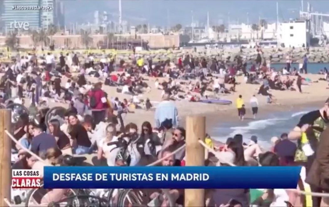 TVE muestra la playa de Barcelona llena de gente y rotula: "Desfase de turistas en Madrid"