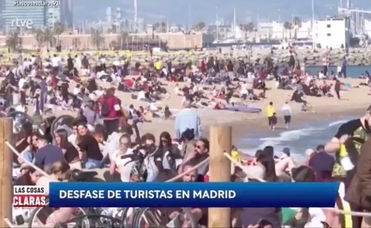 TVE muestra la playa de Barcelona llena de gente y rotula: "Desfase de turistas en Madrid"