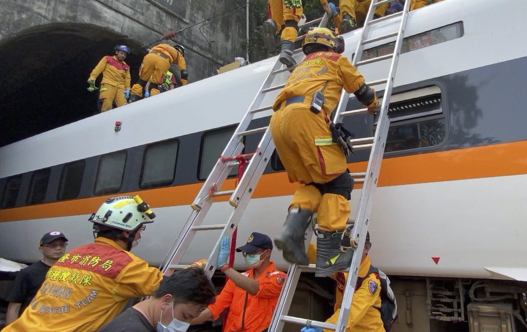 Al menos 48 muertos y 118 heridos tras descarrilar un tren en Taiwán