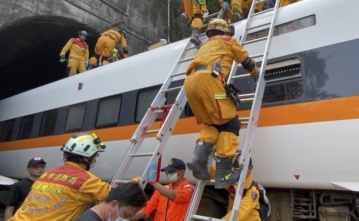 Al menos 48 muertos y 118 heridos tras descarrilar un tren en Taiwán