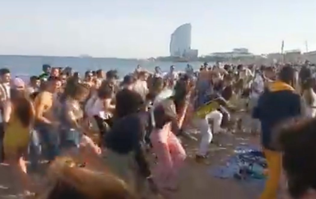 Indignación con el vídeo de decenas de personas bailando en una playa de Barcelona a las puertas de la cuarta ola