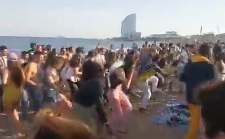 Indignación con el vídeo de decenas de personas bailando en una playa de Barcelona a las puertas de la cuarta ola
