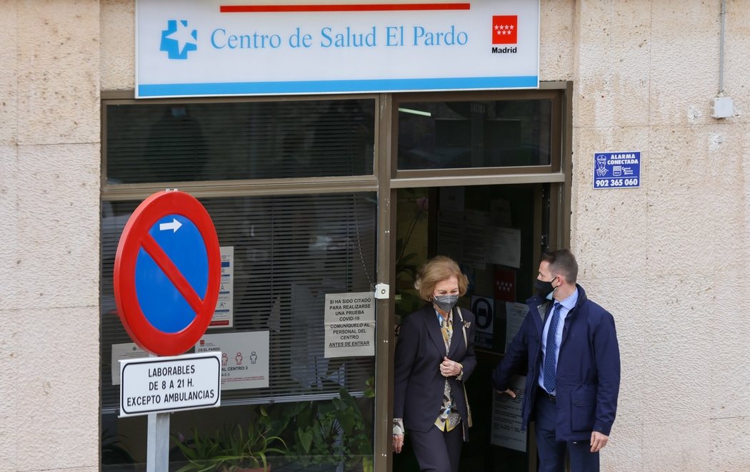 La reina Sofía recibe la segunda dosis de la vacuna contra el coronavirus