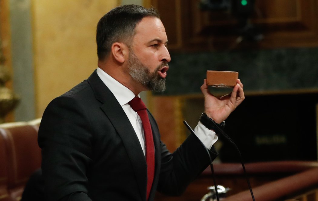 Santiago Abascal imita a Rivera y Ayuso y se lleva un adoquín al Congreso