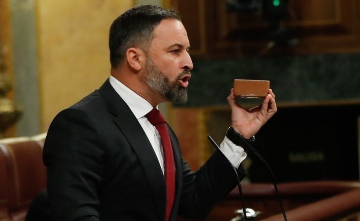 Santiago Abascal imita a Rivera y Ayuso y se lleva un adoquín al Congreso