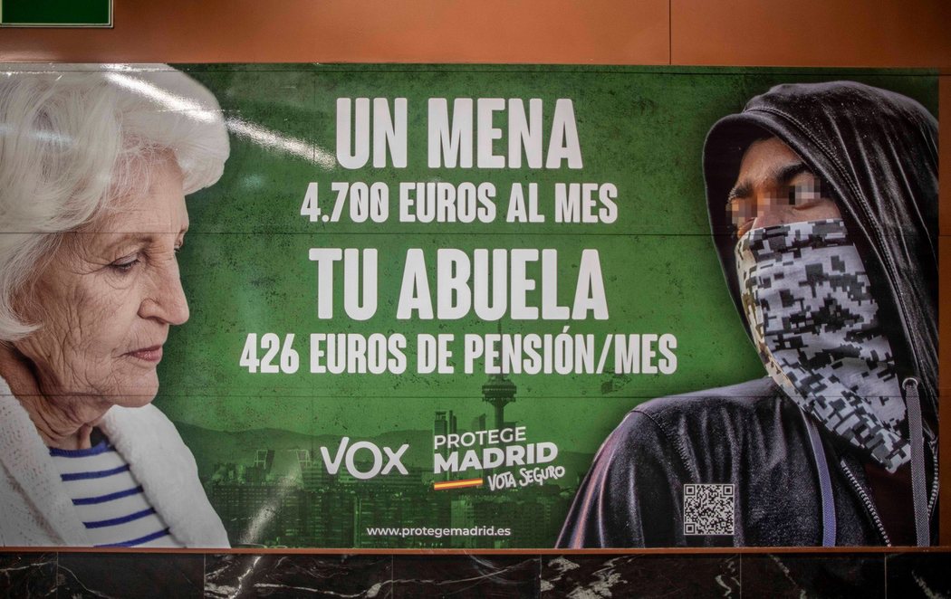 El vomitivo cartel electoral de VOX criminalizando a los menas y comparándolos con las pensiones a los mayores