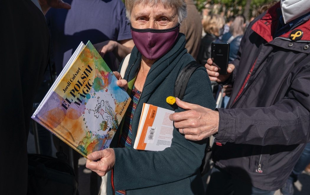 Barcelona celebra un Sant Jordi marcado por la pandemia