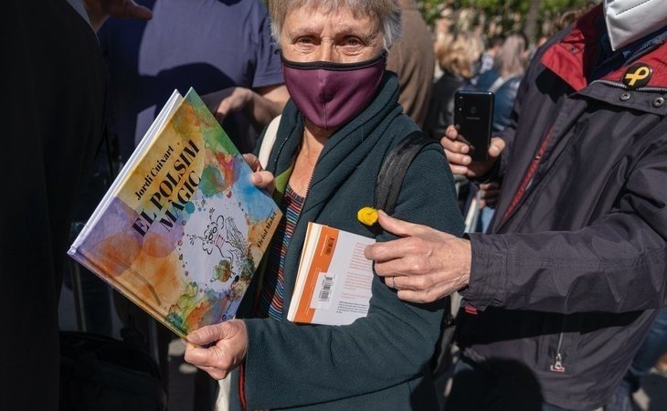 Barcelona celebra un Sant Jordi marcado por la pandemia