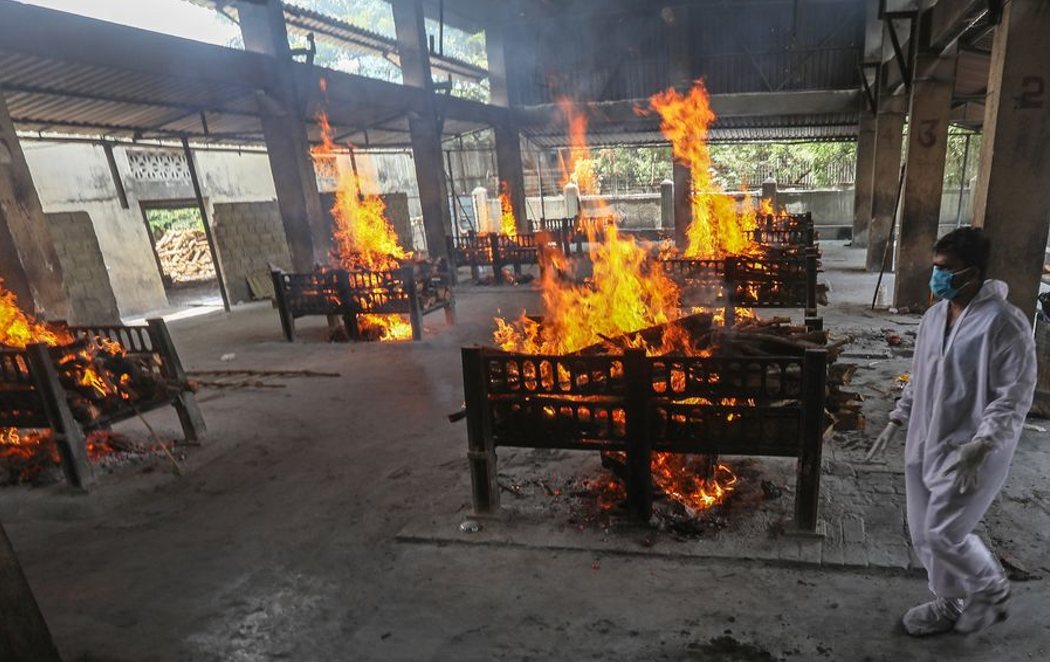 Incineraciones masivas en la calles de la India, al límite por el coronavirus