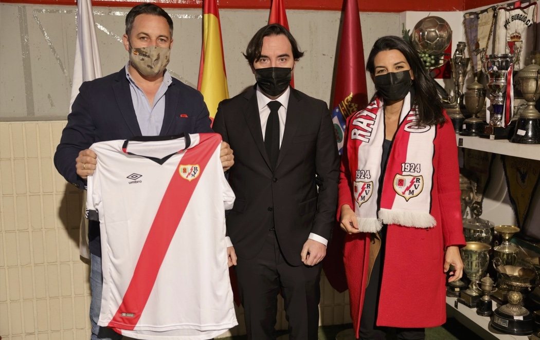 La afición del Rayo Vallecano estalla contra la presencia de VOX en su estadio