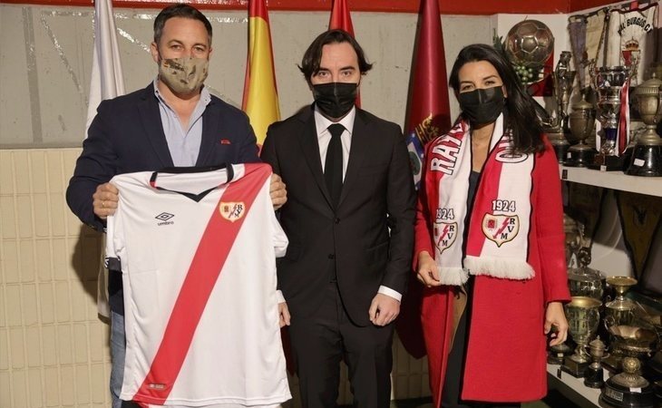 La afición del Rayo Vallecano estalla contra la presencia de VOX en su estadio